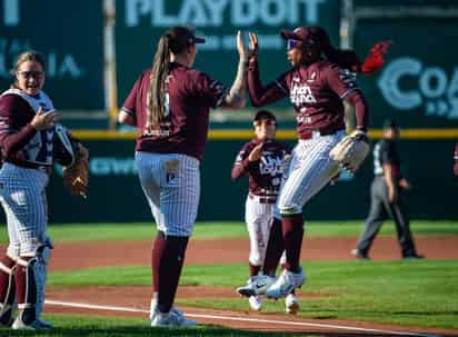 Las Guindas festejan tras conseguir su segundo triunfo de la temporada en la Liga Mexicana de Softbol.