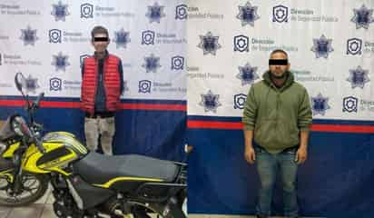 En calles de Torreón detienen a dos jóvenes con moto y camioneta robadas