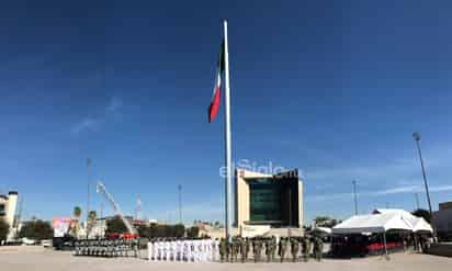 Celebran Día de la Bandera en la Plaza Mayor de Torreón