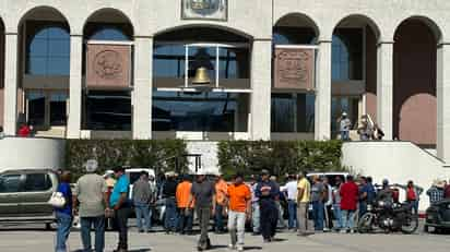 Obreros de AHMSA protestan en el Palacio Municipal de Monclova