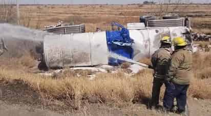 Vuelca pipa cargada con combustible en Gómez Palacio, el chofer murió