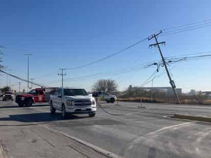 Tráiler derriba un poste de CFE, y camioneta acaba enredada entre los cables