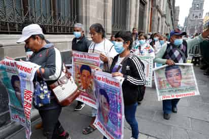 Familiares y amigos de los 43 normalistas desaparecidos de Ayotzinapa, llegan a Palacio Nacional para una reunión con la presidenta de México, Claudia Sheinbaum, el pasado 4 de diciembre de 2024. EFE/ Mario Guzmán