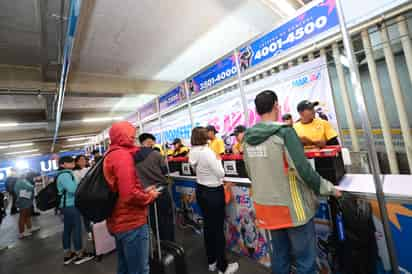 A la vez de la apertura, se puso en marcha la entrega de números, chips
y playeras oficiales para los participantes. (Foto Enrique Terrazas)