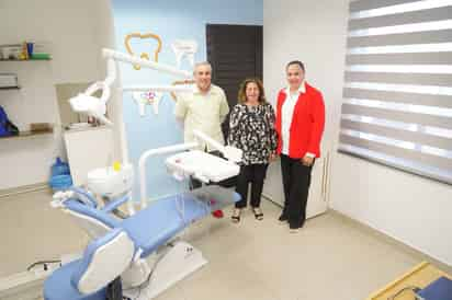 Alcaldesa de Gómez Palacio entrega al DIF consultorio dental y un nuevo vehículo