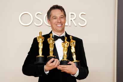 Sean Baker, ganador de los premios a mejor guion original, mejor montaje, mejor director y mejor película por 'Anora'. AP