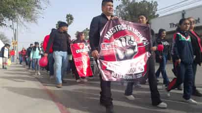 Marchan maestros del SNTE de Piedras Negras contra la reforma a la Ley del ISSSTE