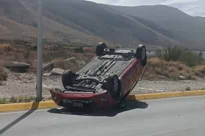 Auto provoca volcadura sobre el bulevar Otilio González y huye del lugar