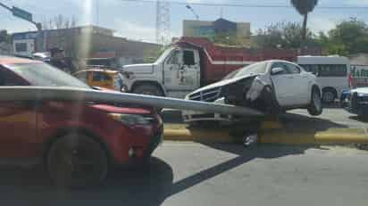 Operador de camión de volteo provoca choque en el Centro de Torreón