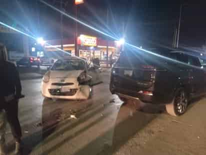 Chocan taxi y camioneta último modelo en Gómez Palacio