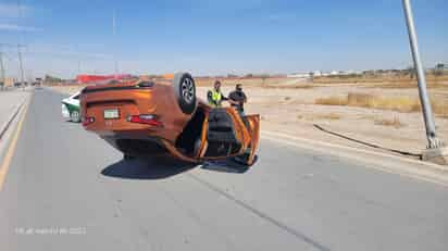 Abandonan vehículo tras volcadura en Gómez Palacio, había réplicas de billetes en el interior