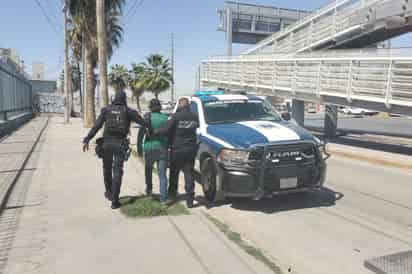 Rescatan a hombre que intentó tirarse de un puente peatonal en Torreón