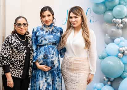 La futura mamá en compañía de las organizadoras del evento, Estela de Morales y Ana Laura George.