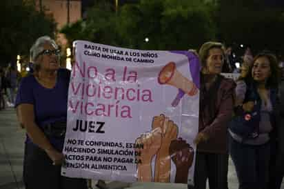 Contra Violencia Vicaria. Durante la manifestación también se exigió justicia contra la Violencia Vicaria, que se ejerce sobre hijas e hijos, abuelos maternos, hermanos o familiares y círculos afectivos de una mujer para herirla o afectarla.