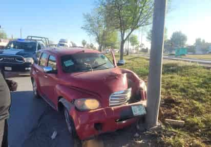 Adulto mayor impacta su auto contra poste en Gómez Palacio, resultó lesionado