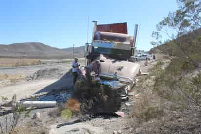 Provoca camioneta choque y volcadura de un tráiler en Saltillo