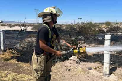 Bomberos San Pedro logran evitar que llamas se extendieran hasta la autopista Torreón- Saltillo