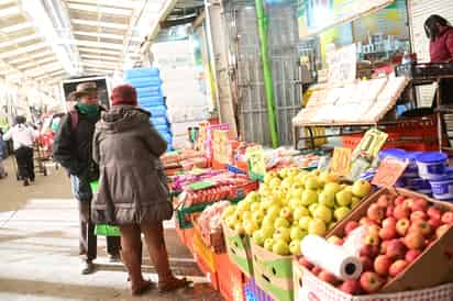 Vigilan que vendedores de frutas y verduras cuenten con licencias de funcionamiento