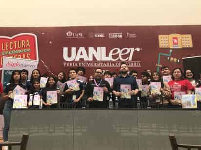 Participantes. Colaboradores de Siglo Nuevo y estudiantes de la Preparatoria No. 2 de la UANL convivieron durante la presentación.