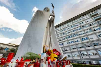 El papa Francisco trabaja desde el hospital