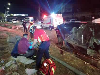 Destroza su vehículo al conducir a exceso de velocidad