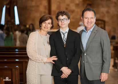 Diego en compañía de sus papás, Gaby y Julian.