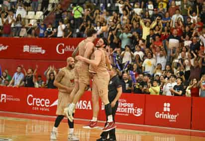 En cuanto el reloj se consumió, los jugadores saltaron para festejar la victoria. (RAMÓN SOTOMAYOR)