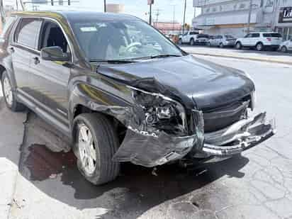 Joven conductor de camioneta choca contra poste en Torreón