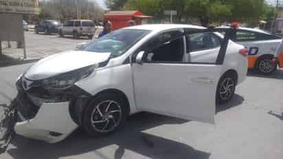 Se impactan autos Yaris en calles del fraccionamiento residencial Las Torres