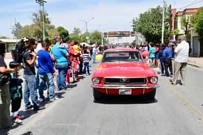 Más de 300 vehículos decorados con motivos primaverales estuvieron presentes por las calles laguneras.