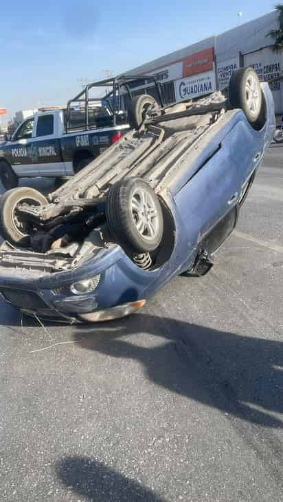 Vuelca auto tras chocan contra otra unidad en Gómez Palacio