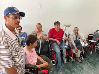 Club Rotario Torreón entrega sillas de ruedas a personas vulnerables