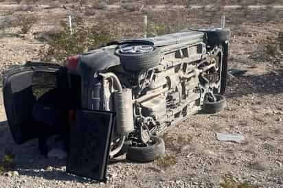 Volcadura en carretera Cuatro Ciénegas-San Pedro, deja un fallecido y una mujer lesionada