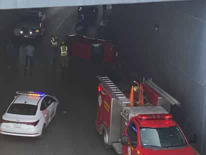 Conductor de vehículo sufre volcadura en el paso a desnivel de la carretera Mieleras