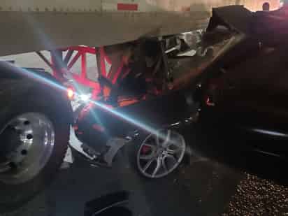 Joven impacta su auto contra tráiler estacionado en Gómez Palacio