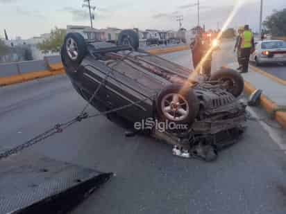 Joven pierde el control y vuelca en puente de la avenida Juárez; resulta ilesa