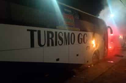 Autobús turístico se incendia en pleno Centro de Torreón