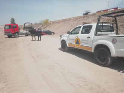Auto vuelca y termina dentro del vado del Río Nazas