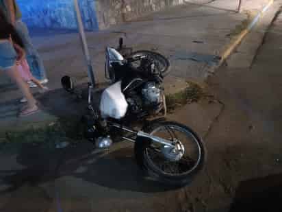 Taxi arrolla a motociclista en Gómez Palacio y lo manda al hospital