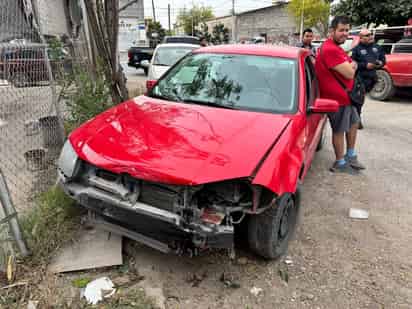 Se impactan auto y camioneta en bulevar El Tajito