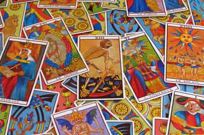 ¿Qué es el efecto forer? El fenómeno psicológico ligado al tarot