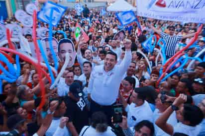 Raúl Meraz arrancó su campaña en un evento masivo en Paseo Independencia y Madero.