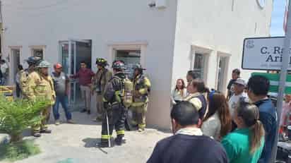 Realizan simulacro de incendio en una tienda departamental de San Pedro