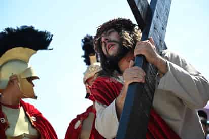 El calor no fue un obstáculo, miles de fieles acuden al Viacrucis 43 del Cerro de las Noas en Torreón