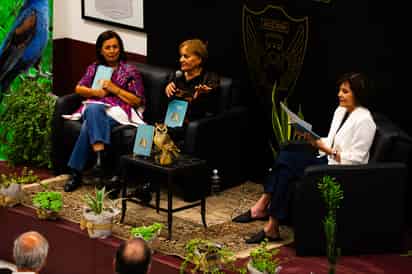 oderadora. La periodista Marcela Pámanes fue la encargada de conducir el diálogo en honor a la naturaleza durante la noche de ayer martes (EL SIGLO DE TORREÓN / ENRIQUE CASTRUITA)
