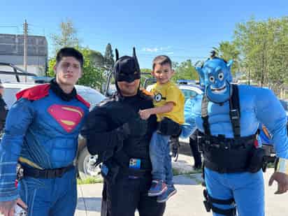 Policías de Monclova celebran el Día del Niño con juguetes, piñatas y botargas en colonias populares