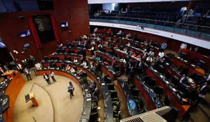 Senado aprueba reforma que permite portar armas a personal de Pemex, CFE, SAT y CNI