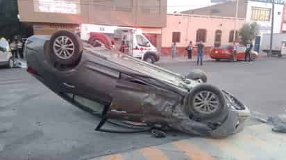 Volcadura en el Centro de Torreón deja cuantiosos daños materiales