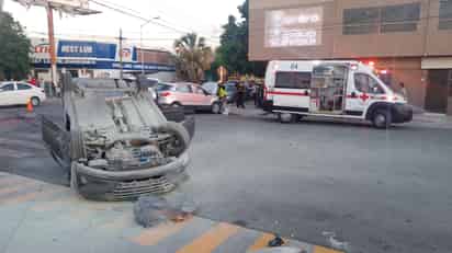Volcadura en el Centro de Torreón deja cuantiosos daños materiales