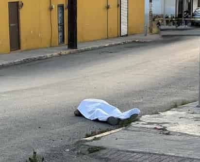 Muere hombre en plena calle tras probable infarto
